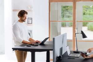 5 Smart Ways to Upgrade Your Ergonomic Workspace in 2025 height adjustable table (5)